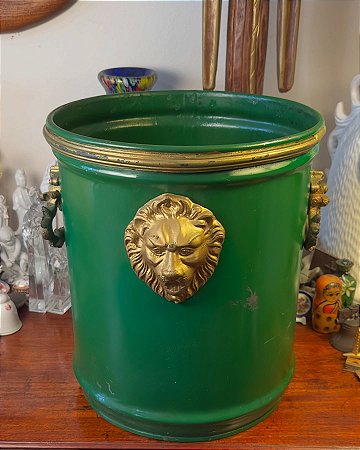 Grandioso cachepot em metal verde.