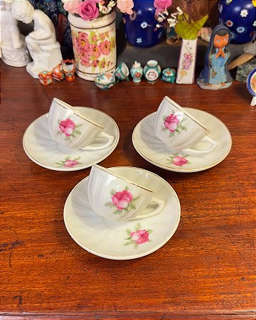 Conjunto 3 xícaras de café em porcelana canelada.