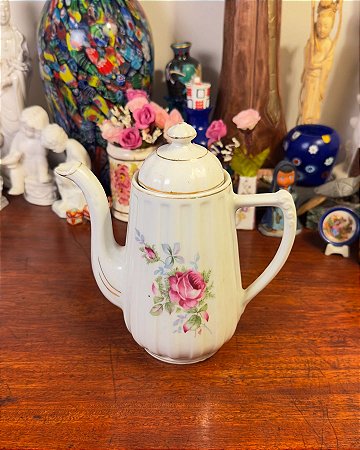 Bule em antiga porcelana canelada.
