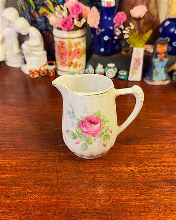 Cremeira em antiga porcelana canelada.