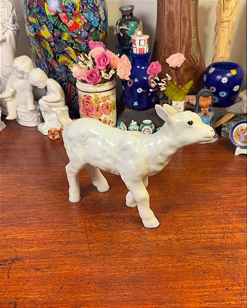 Escultura de bezerro em porcelana tcheca.
