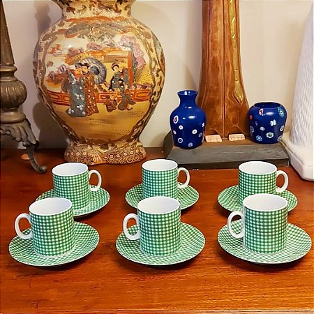 Conjunto de xícaras para café.