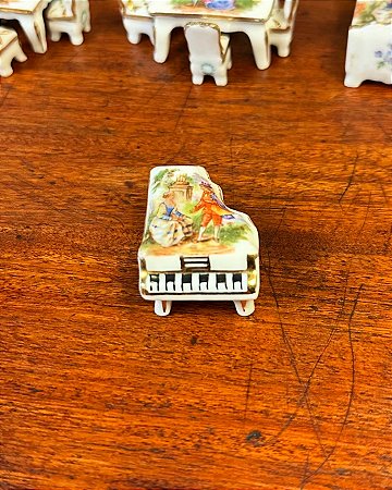 Miniatura de piano em porcelana de Limoges.