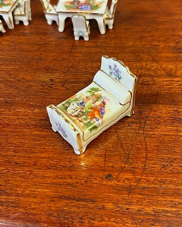 Miniatura de cama em porcelana de Limoges.