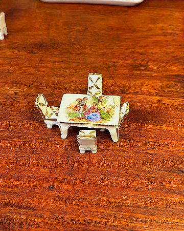 Miniatura de mesinha retangular porcelana francesa.