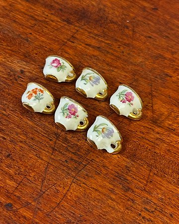 Conjunto de miniaturas de xícaras em porcelana.