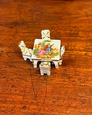 Miniatura de mesinha em porcelana francesa.