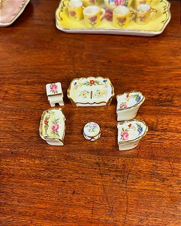 Miniatura de conjunto de sofás em porcelana francesa.