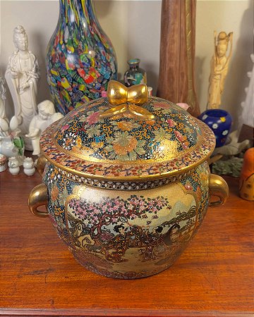 Potiche bojudo em porcelana oriental.