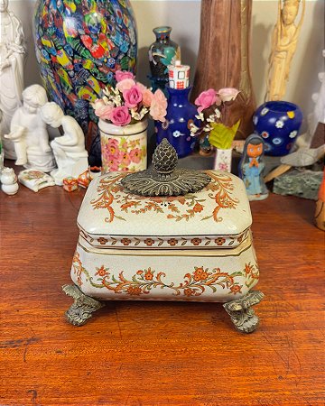 Belíssima caixa porta-joias em porcelana chinesa.