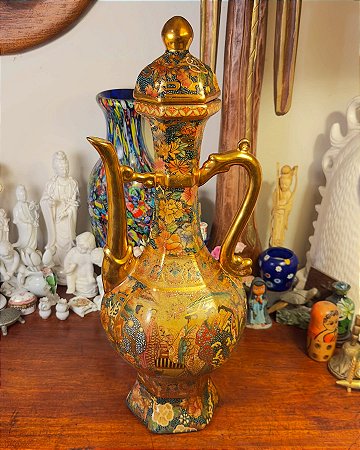Grandioso bule oriental na técnica Satsuma.