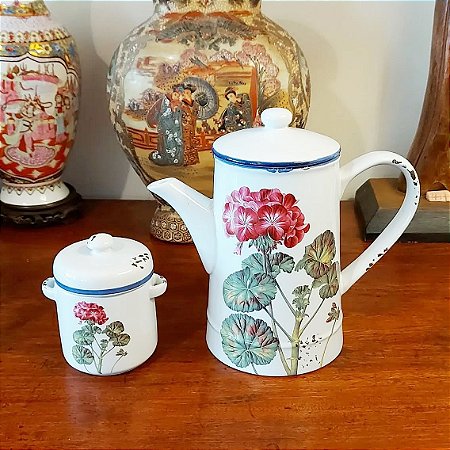 Bule e açucareiro em porcelana chinesa.