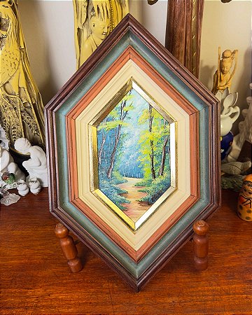 Quadro de bosque em tela com moldura hexagonal.