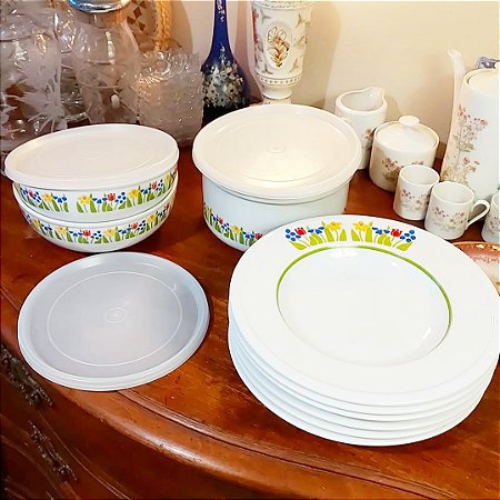 Conjunto 3 tigelas com tampas e 6 pratos.