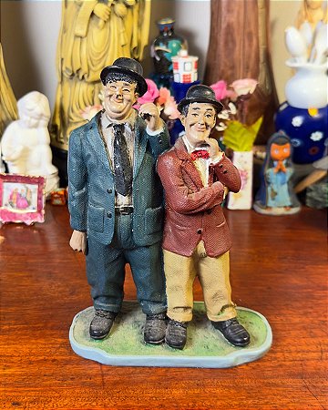 Antiga escultura gordo e o magro em resina.