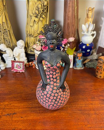Boneca de cerâmica, pintada à mão.