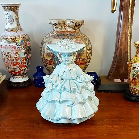Escultura em porcelana Dama Européia.