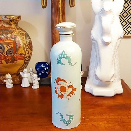 Antiga garrafa em porcelana hispânica.