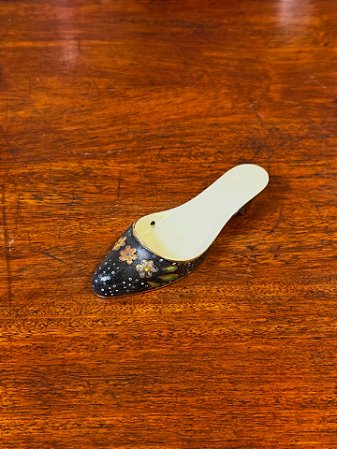 Miniatura chinela em porcelana.