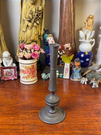 Elegante candelabro em estanho.