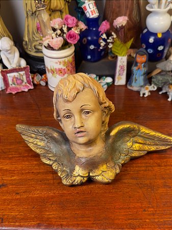 Antigo busto de anjo barroco.