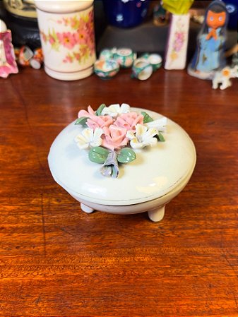 Antigo porta-jóias em porcelana.