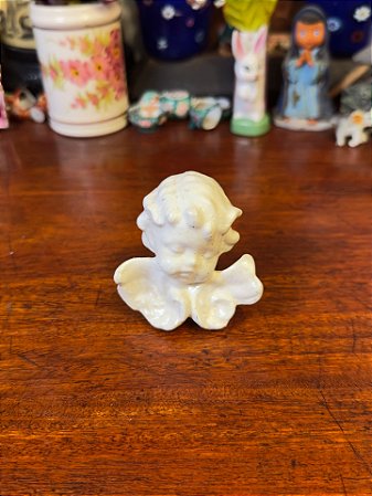 Pequeno busto de anjo em cerâmica.