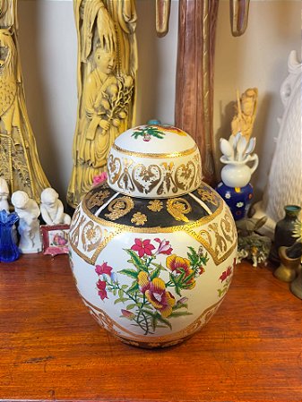 Pote em antiga porcelana chinesa.