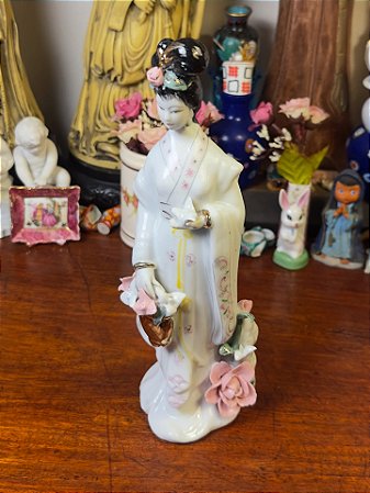 Encantadora gueixa em porcelana chinesa.