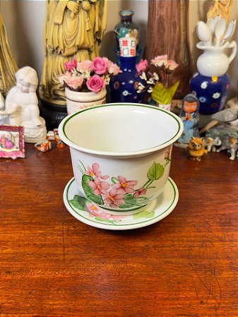 Gentil cachepot com decoração floral.