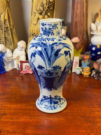 Vaso em porcelana chinesa azul e branca.