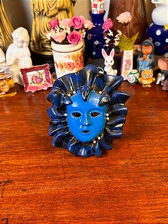 Máscara decorativa veneziana em porcelana fria.