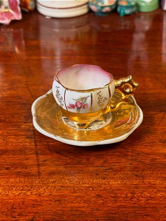 Pequena xícara em porcelana.
