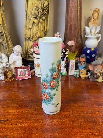 Vaso floreira em porcelana.