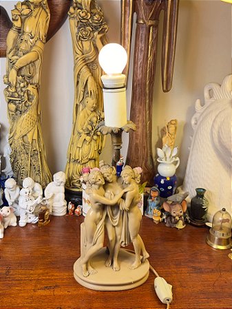 Abajur antigo em escultura das Três Graças.