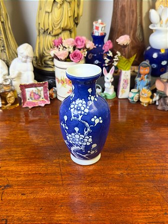 Vasinho em antiga porcelana oriental.