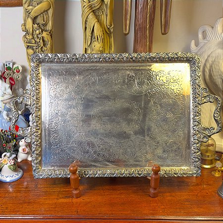 Antiga bandeja retangular banhada a prata.