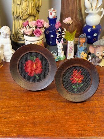 Par de antigos quadrinhos ovais em tapeçaria.