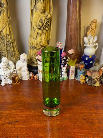 Vaso solitário em vidro verde dos anos 70.
