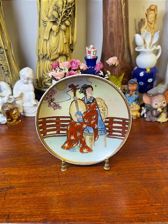 Prato decorativo em porcelana oriental.