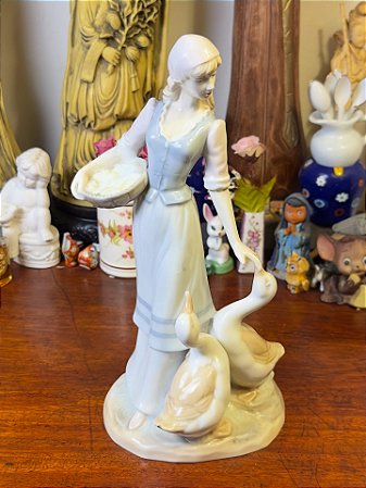 Escultura Mademoisell em porcelana.