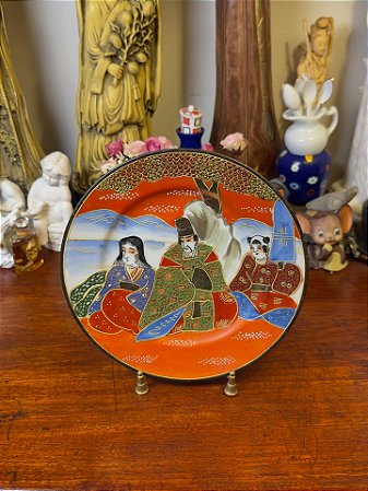 Prato em porcelana com decoração oriental.
