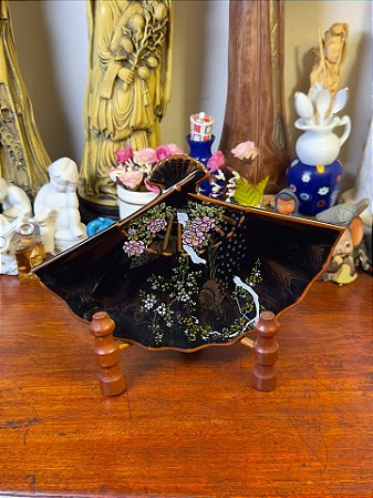 Antigo leque em porcelana japonesa.