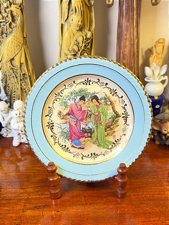 Antigo prato decorativo em porcelana Nadir.