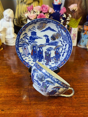 Elegante xícara em porcelana oriental.