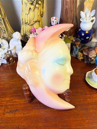 Antigo enfeite “Lua com rosto feminino”