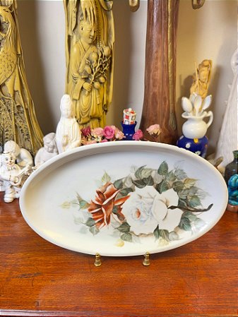 Graciosa travessa em porcelana Real.