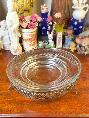 Elegante centro de mesa com suporte em metal.