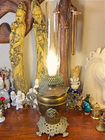 Lampião em latão convertido em luminária.