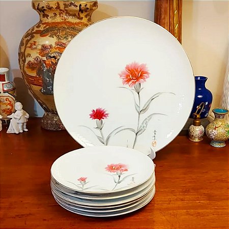 Conjunto de sobremesas em porcelana japonesa.